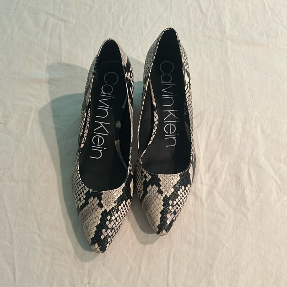 Calvin Klein Womens Nita Pump Snake Print